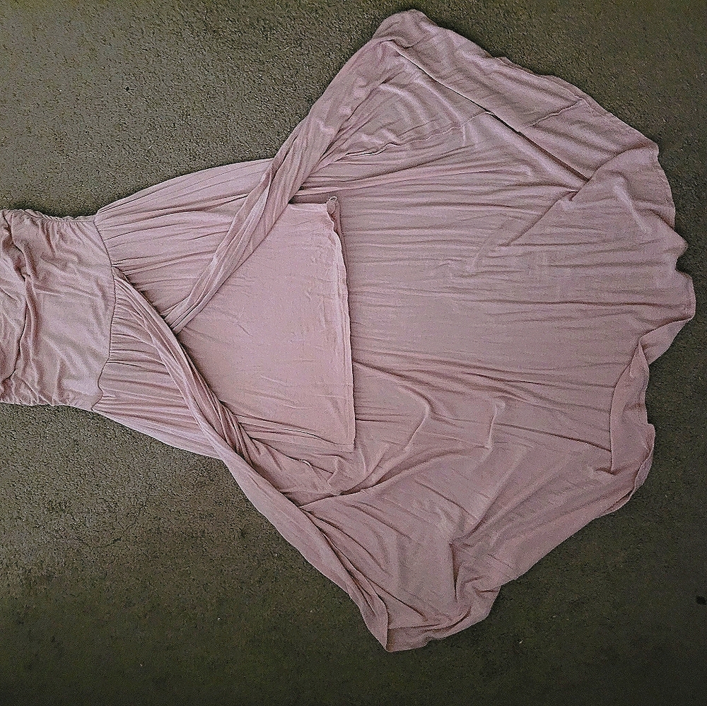 Strapless tight-fitting dress.